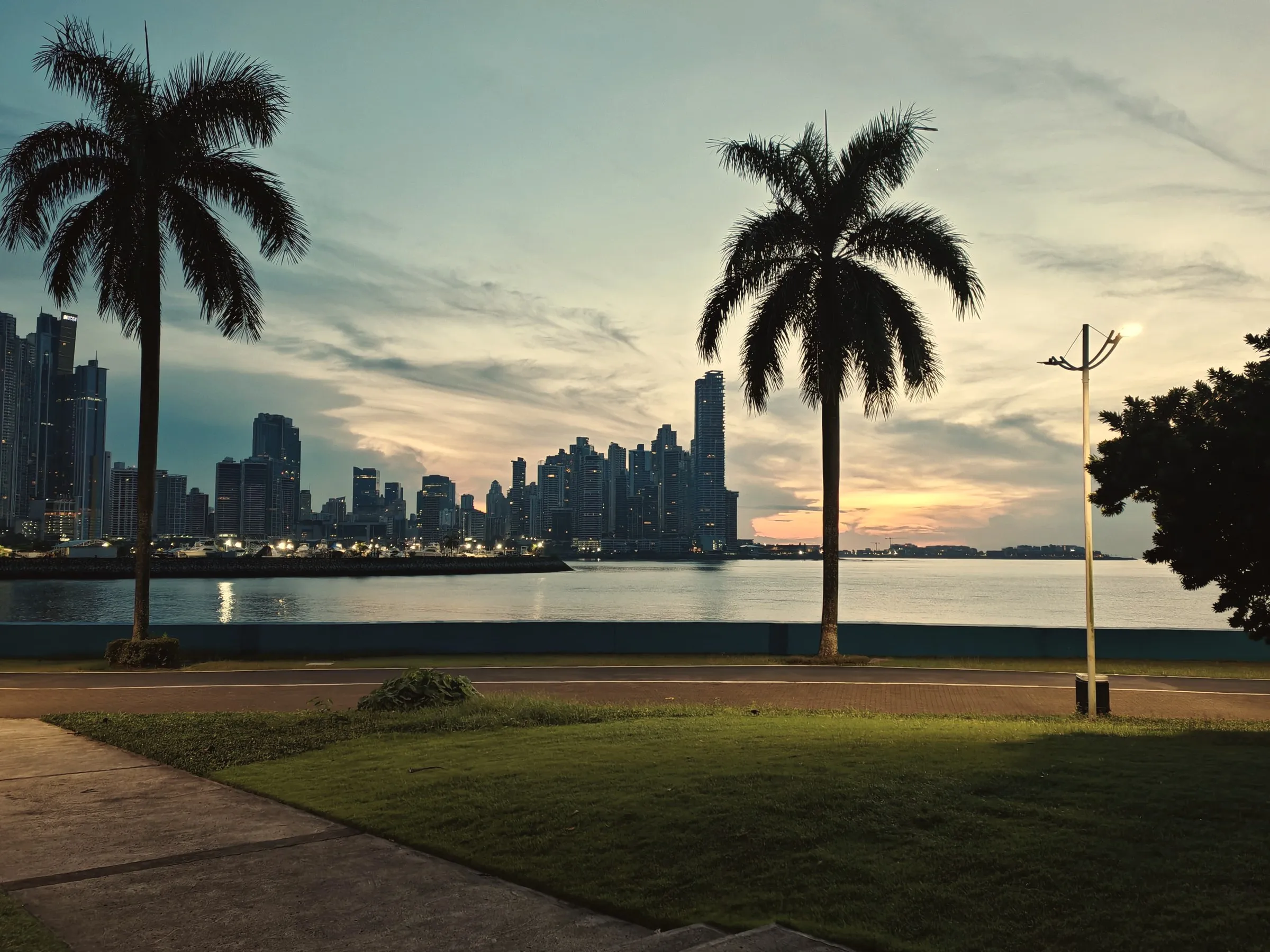 Uferpromenade in Panama-Stadt am Abend, Skyline im Hintergrund